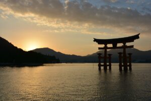 Der riesige Torii der Schrein-Insel Miyajima