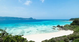 Traumhaft weiße Sandstrände und strahlend blaues Wasser auf Amami Oshima Island