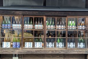 Sake-Flaschen der Sake-Brauerei Otokoyama Hoten in Kesennuma